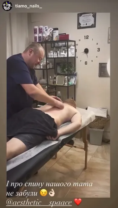 Masaje de espalda durante una sesión en Aesthetic Spaace
