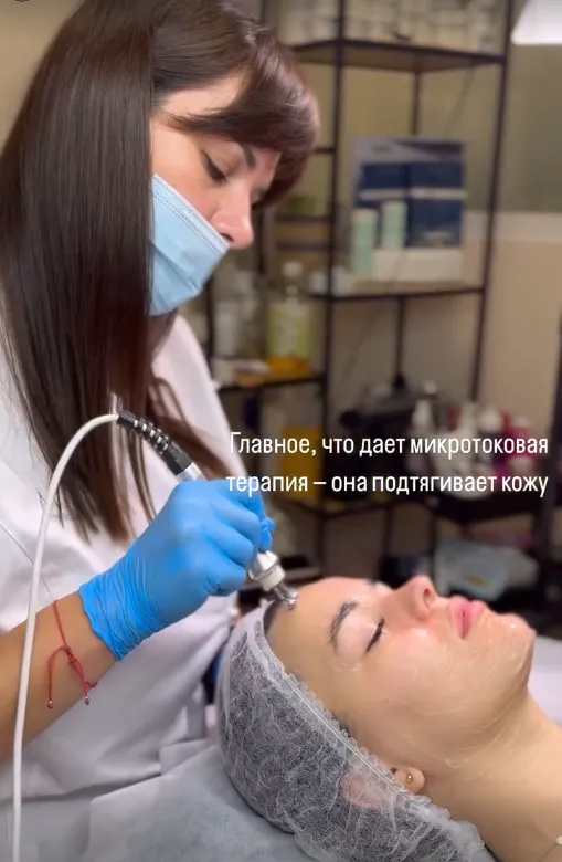 Sesión de terapia de microcorrientes en Aesthetic Spaace, Alicante